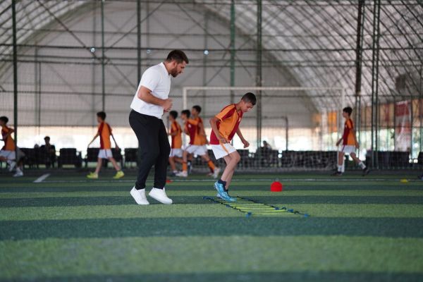 How can football coaches design training sessions to maximize player involvement and engagement?