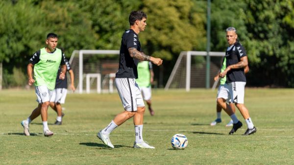 What are the benefits of incorporating mental resilience training for football players?